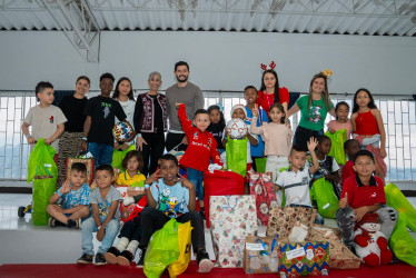 La entrega de regalos con los niños del programa Buenas Noches. 