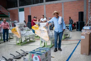 Más de 300 familias cafeteras de Quinchía y Guática (Risaralda) reciben maquinaria para transformar su producción. La inversión supera $1.200 millones.