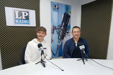 Emmanuel Jiménez Trujillo, mejor puntaje Pruebas Saber 11 2025 de Caldas, y John Henry Posada, gerente de Calenda.