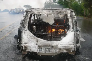 Imagen de archivo de un carro incendiado.