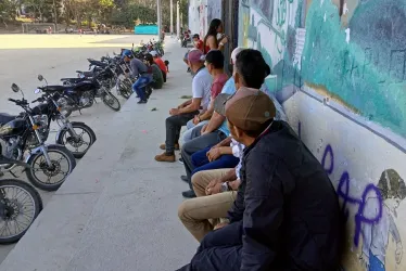 Desplazados en el Catatumbo esperan ayuda en el Coliseo Argelino Durán Quintero en Ocaña en enero.