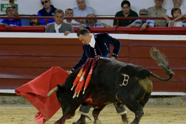 César Rincón lidia al toro Legionario, de la ganadería Juan Bernardo Caicedo, en el festival taurino de Cali, que marcó el regreso del maestro colombiano a Cañaveralejo, plaza que lo vio crecer desde 1977 como novillero.