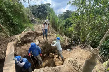Obreros intervienen el terreno donde se construye el colector en el barrio La Italia de Santa Rosa de Cabal (Risaralda).