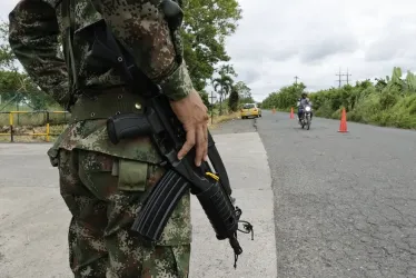 Fotografía de archivo de soldados colombianos vigilando una carretera en Colombia. 