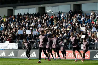 Cientos de aficionados merengues acudieron al estadio Alfredo di Stéfano para ver el entrenamiento a puertas abiertas del Real Madrid.