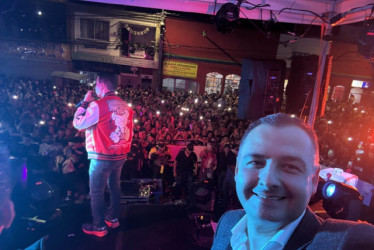 El alcalde, Jonier Alejandro Ramírez, compartió en sus redes sociales una foto con el cantante de música popular Jhonny Rivera