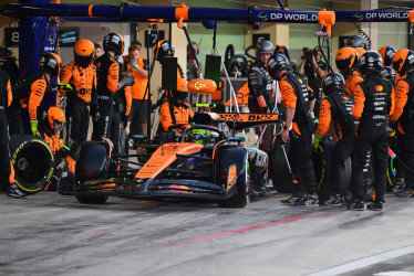 El piloto de McLaren, Lando Norris de Gran Bretaña, hace una parada en boxes en el Gran Premio de Fórmula Uno de Abu Dabi en el circuito de Yas Marina en Abu Dabi, Emiratos Árabes Unidos, el 7 de diciembre de 2025.