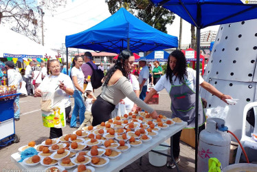 La Alcaldía repartió 500 platos de natilla entre quienes se acercaron a comprar en el Mercado Campesino del pasado domingo 7 de diciembre.