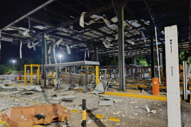 Así quedó el peaje de La Lizama luego de un ataque con explosivos registrado en la madrugada de ayer, el lugar quedó prácticamente destruido.