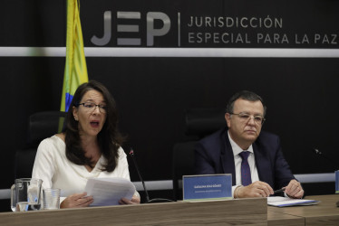 La vicepresidenta de la Sala de Reconocimiento de Verdad y de Responsabilidad de la JEP, Catalina Díaz, habla junto al presidente, Alejandro Ramelli, durante una rueda de prensa este martes, en Bogotá.