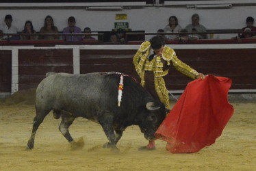 Faena del venezolano Jesús Enrique Colombo al toro Mochuelo, de la ganadería Salento, en la última corrida de la Feria de Cali, que los dejó a él y al mexicano Luis David Adame como triunfadores de la temporada. El manizaleño José Arcila no obtuvo premios.