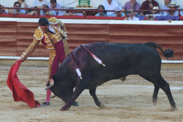 El peruano Joaquín Galdós logró cortar una oreja en su faena al toro Santana, de la ganadería Campo Real, en la segunda corrida de abono de la Feria de Cali.