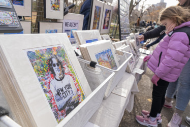Personas visitan las mesas con productos de John Lennon durante una conmemoración por los 45 años de su muerte este lunes, en Nueva York (EE.UU.).