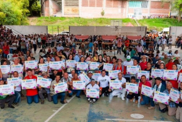 Líderes de veredas y barrios de Anserma recibieron bonos de apoyo en el Centro de Integración Comunitaria y la Unidad Deportiva La Pradera de Anserma.