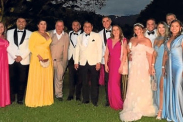 Al matrimonio del alcalde de Neira, Jhon Jairo Castaño, con la periodista Daniela Nieto, asistieron políticos, entre ellos dos precandidatos presidenciales.