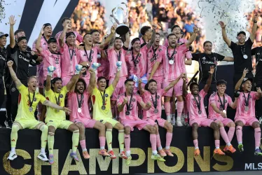 Lionel Messi y sus compañeros del Inter Miami celebran el título de la MLS después de ganar al Vancouver Whitecaps, en Fort Lauderdale, Florida.