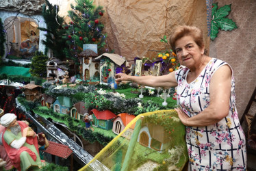 María Fabiola Gallego Arango, de 77 años, posa junto a su tradicional pesebre en el barrio Viveros. Ha mantenido viva esta costumbre heredada de su madre.