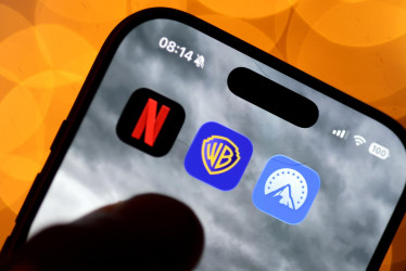 Fotografía de archivo fechada el 9 de diciembre de 2025 que muestra los logotipos de las aplicaciones de Netflix, Warner Brothers y Paramount en la pantalla de un celular en Berlín (Alemania). 