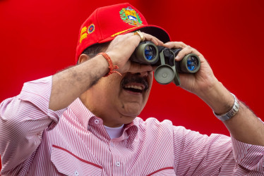  Fotografía del 1 de diciembre de 2025 que muestra al presidente de Venezuela, Nicolás Maduro, saludando en un acto público de juramentación de su buró político, en Caracas (Venezuela).