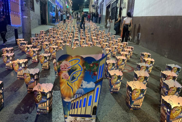 En la calle de la parabólica, en Aranzazu (Caldas), los vecinos elaboraron faroles con el motivo del templo parroquial.