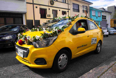 En los cabezales de los asientos del taxi están puestos dos gorros navideños que los pasajeros pueden usar si lo desean