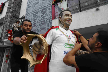 Dayro Moreno representado en un muñeco de año viejo como rey goleador del fútbol colombiano y el Once Caldas de Manizales.