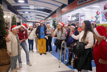 Todos los miércoles, los voluntarios hace actividades de recreación, campañas de salud, cortes de cabello, oración y baile.