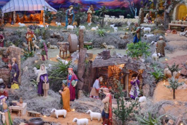 Parte de la casa es acondicionada para instalar el pesebre. Son las mujeres de la familia las encargadas de armarlo y de que sea bíblico.