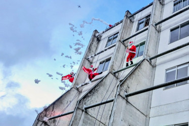 Varios Papá Noel descendieron desde el helipuerto del SES Hospital Universitario de Caldas para llenar el ambiente de Navidad entre los presentes.