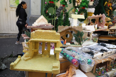 Una buena opción en Navidad son los pesebres reciclados, que se venden en la carrera 23 de Manizales. Conozca la historia de tres vendedores informales.