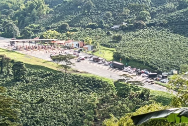 Camioneros bloquean desde las 2:00 p.m. el peaje Tarapacá II, en la vía Manizales-Pereira.