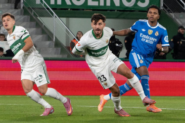 Rodrygo Goes (azul) en el último partido del Real Madrid ante el Elche. 