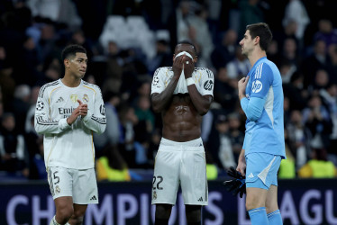 Los jugadores del Real Madrid Jude Bellingham, Antonio Rudiger y Thibaut Courtois se lamentan tras la derrota 1-2 que su equipo sufrió ante el Manchester City en la Champions.