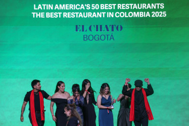 Representantes del restaurante colombiano El Chato celebran este martes, en Antigua (Guatemala). El Chato, ubicado en Bogotá, del Chef Álvaro Calvijo, fue el ganador del primer lugar de la lista Latin America’s 50 Best Restaurants y la distinción del mejor restaurante de Colombia.