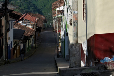 La base del poste presentó daños. La Chec indicó que no es de su propiedad.