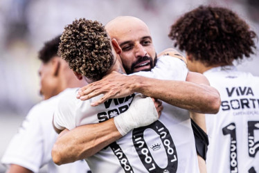 Santos goleó a Cruzeiro en la última jornada del Brasileirao y se salvó del descenso. 