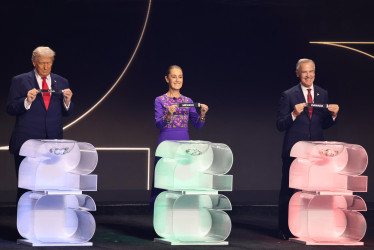 El presidente de Estados Unidos, Donald Trump (i); la presidenta de México, Claudia Sheinbaum (c), y el primer ministro de Canadá, Mark Carney, posan durante el sorteo del Mundial de Fútbol FIFA 2026 este viernes, en el Kennedy Center de Washington (Estados Unidos).