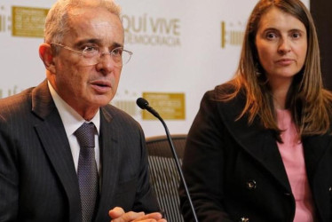 Álvaro Uribe, expresidente de Colombia, y Paloma Valencia, candidata del Centro Democrático al primer cargo de la República.