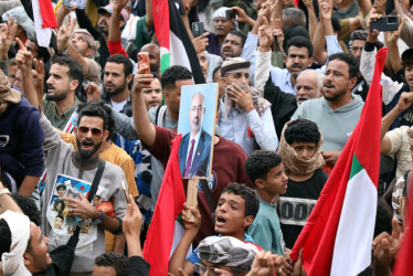 La gente participa en una protesta contra Arabia Saudita en la ciudad portuaria de Adén, al sur del Yemen, este 30 de diciembre.