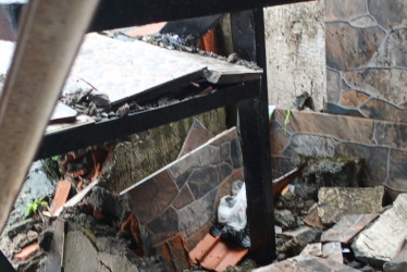 Emas empezó  la reparación de la fachada de una vivienda en la carrera 8C del barrio Alto Porvenir, afectada por el choque de un camión compactador.