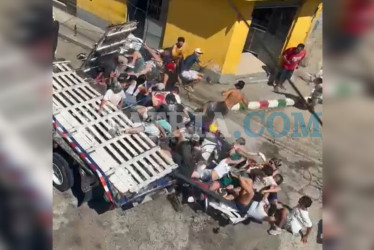 En el accidente de tránsito, dos ocupantes del camión resultaron heridos y los llevaron al Hospital.