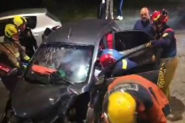 Aunque el Cuerpo de Bomberos alistó maquinaria para extraer a un lesionado, no fue necesario. Tres personas terminaron afectadas.
