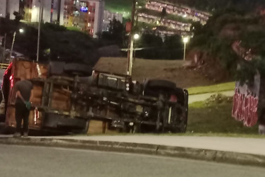 Un accidente se reportó en la tarde de este lunes, en una avenida de Manizales. Un camión se volcó y llevó a ejecutar un rescate del conductor.