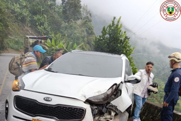 Así quedó la camioneta tras impactar contra una roca. 