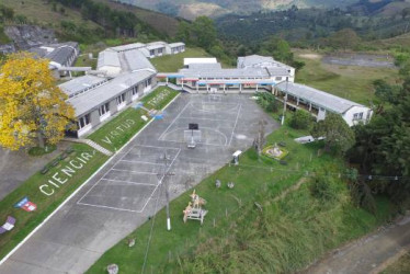 Foto I Jorge Hernán Ramírez I LA PATRIA  Sede actual del colegio Marino Gómez Estrada. Allí llegará la Universidad de Caldas en su propósito de aumentar programas y cobertura en esta zona clave del departamento.
