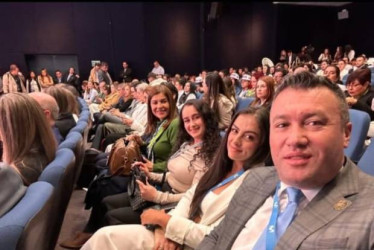 En la foto, durante el acto de premiación, Jesús Iván Ospina, alcalde de Pensilvania; Luisa Fernanda Zuluaga, primera gestora, y Érika Morales, coordinadora municipal de Educación.