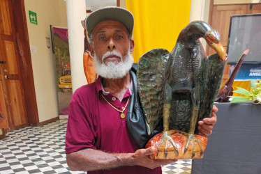 Gerardo Luis Ospina Mejía dedica su vida al arte y las esculturas en madera.