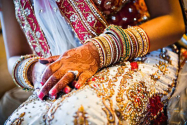 Una mujer de la India celebró una ceremonia de matrimonio con el cuerpo de su novio, asesinado por la familia de ella por pertenecer al grupo de los dalits.