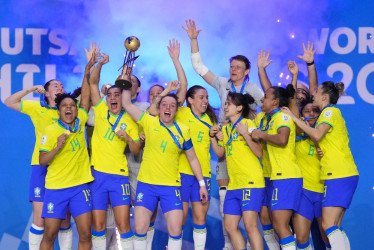 Las jugadoras de Brasil celebran con el trofeo luego de ganar la primera edición del Mundial Femenino de Fútbol Sala. Colombia llegó hasta cuartos de final.