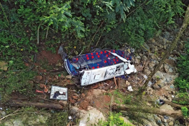 Así quedó el bus que cayó a un abismo en Antioquia y en el que murieron 16 estudiantes, más el conductor. En el fondo hay una quebrada con poco paso de agua.